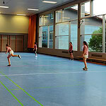 Innenraum Turnhalle mit Frauen beim Spiel. Training im Turnverein.