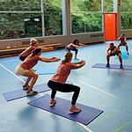 Fitnessklasse bei TSV Aistaig, Indoor-Sport, Gymnastik, Workout, Gemeinschaft.