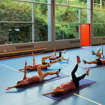 Gymnastikgruppe beim Frauenfitness in TSV Aistaig, Indoor-Sport, Gemeinschaftstraining, Fitnessübungen.