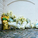 Gelbe Säcke in einer Seitengasse, die auf dem Weg liegen.