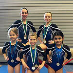 Fünf junge Turnerinnen mit ihren Medaillen um den Hals