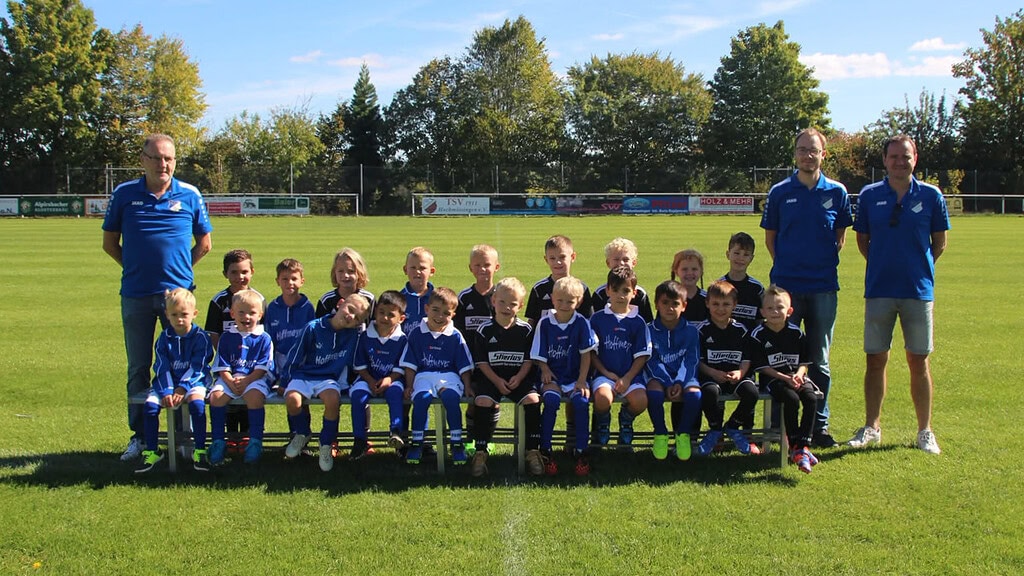 Spieler und Trainer der Bambinis stehen versammelt auf dem Spielfeld.